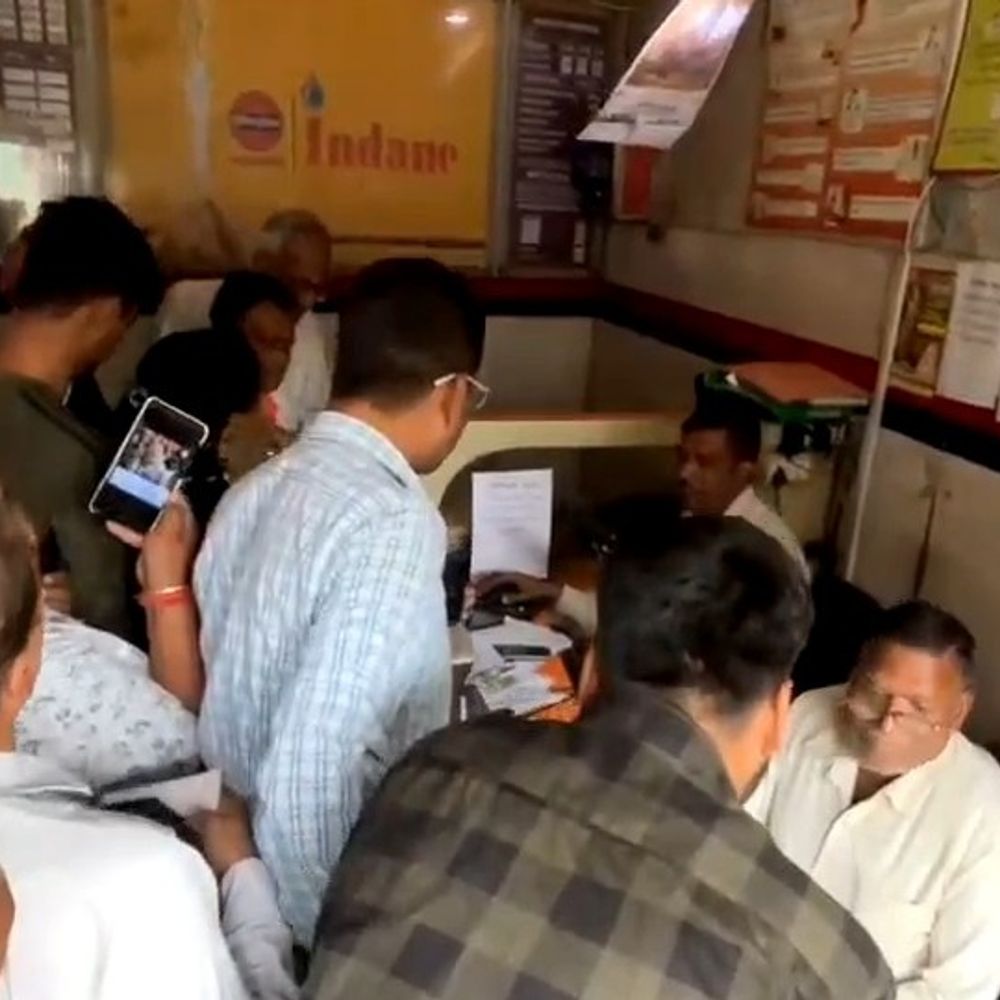 फर्रुखाबाद में गैस बुकिंग के लिए लंबी लाइन:कनेक्शन धारकों को 25 दिन बाद मिल रहा सिलेंडर, अधिकारी बोले- समस्या नहीं