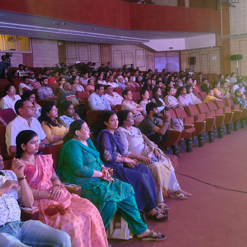 लखनऊ में 'आइलैंड ऑफ ड्रीम्स' नाटक का मंचन:शेक्सपियर के 'ए मिडसमर नाइट्स ड्रीम' की नई कल्पना पर आधारित