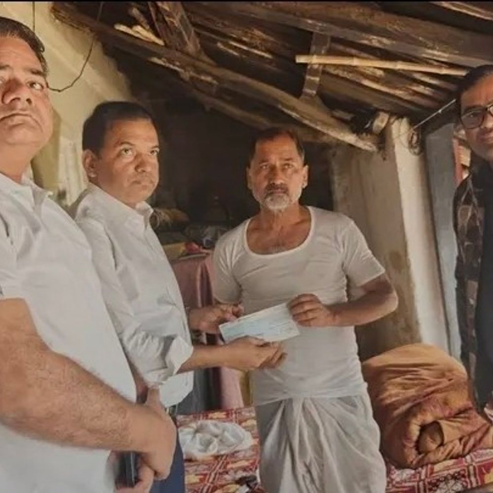 IMA गोरखपुर ने दिवंगत छात्र के परिवार को दी सहायता:सड़क दुर्घटना में मृत आकाश पाण्डेय के परिजनों को 12 लाख रुपए का दिया चेक