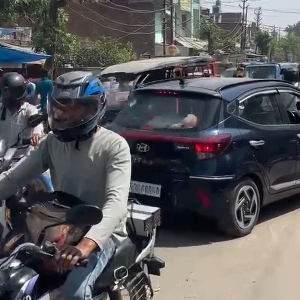 कादरी गेट तिराहे पर दो घंटे लगा जाम, राहगीर परेशान:फर्रुखाबाद में बाइक, बस और छोटे वाहन फंसे, पुलिस ने खुलवाया