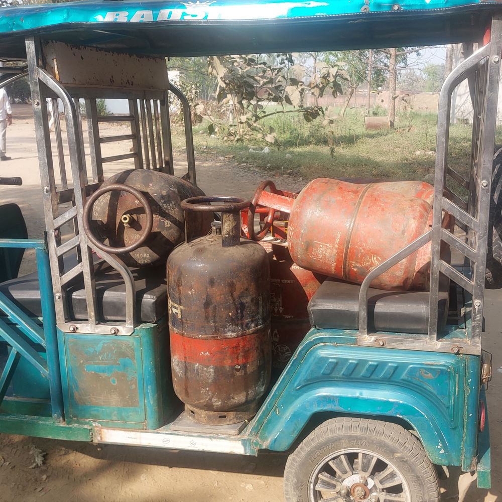 गैस एजेंसी पर सिलेंडर के लिए भीड़ उमड़ी:सोनभद्र में ओटीपी और गैस की कमी से उपभोक्ता परेशान