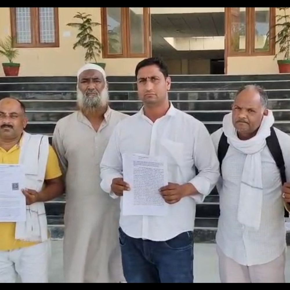 शामली में लेखपाल पर डेढ़ लाख हड़पने का आरोप:पीड़ित ने डीएम को शिकायत पत्र सौंपा, जांच का आश्वासन