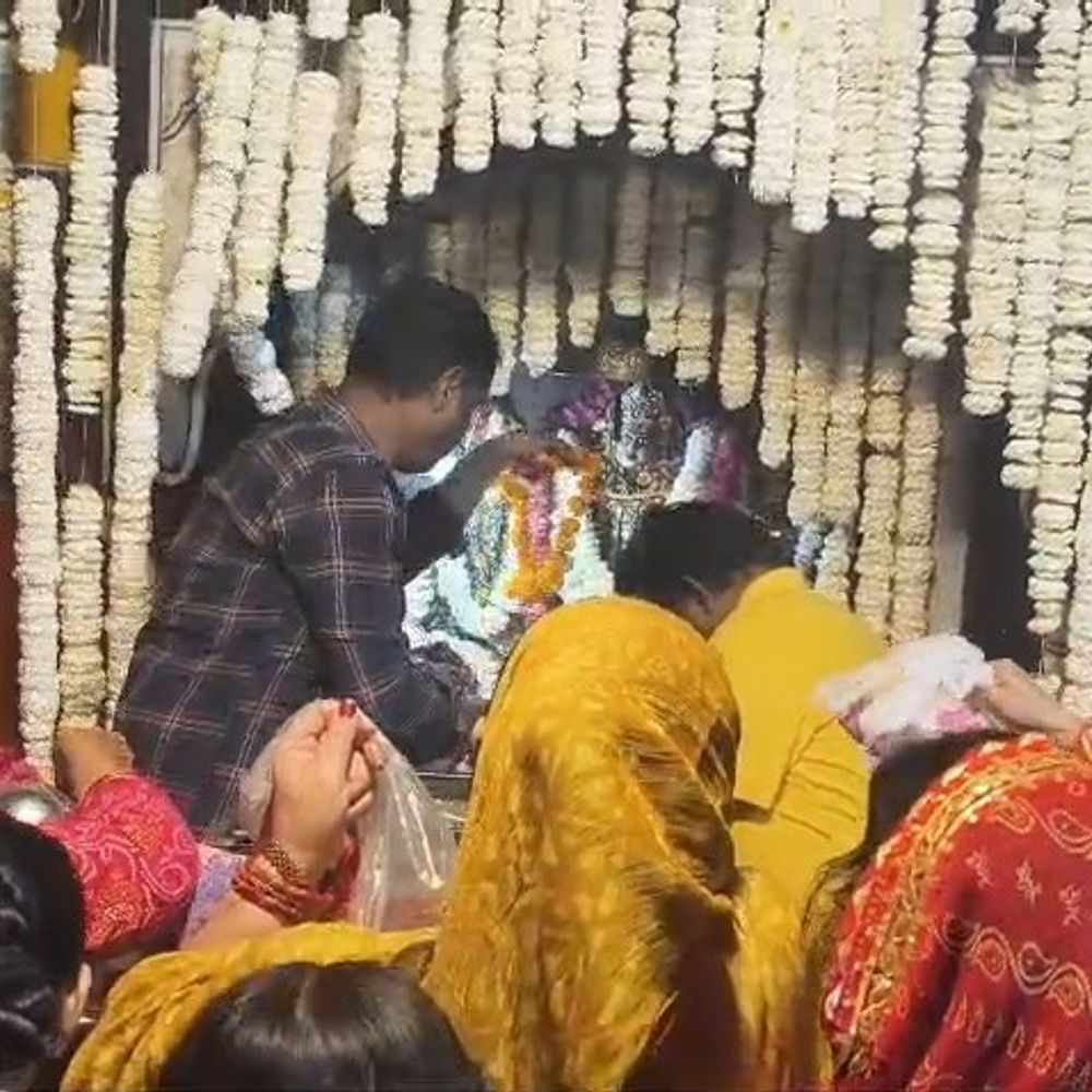 शीतला माता मंदिर में उमड़ी श्रद्धालुओं की भीड़:फर्रुखाबाद में अष्टमी पर दर्शन के लिए लगी लंबी कतारें