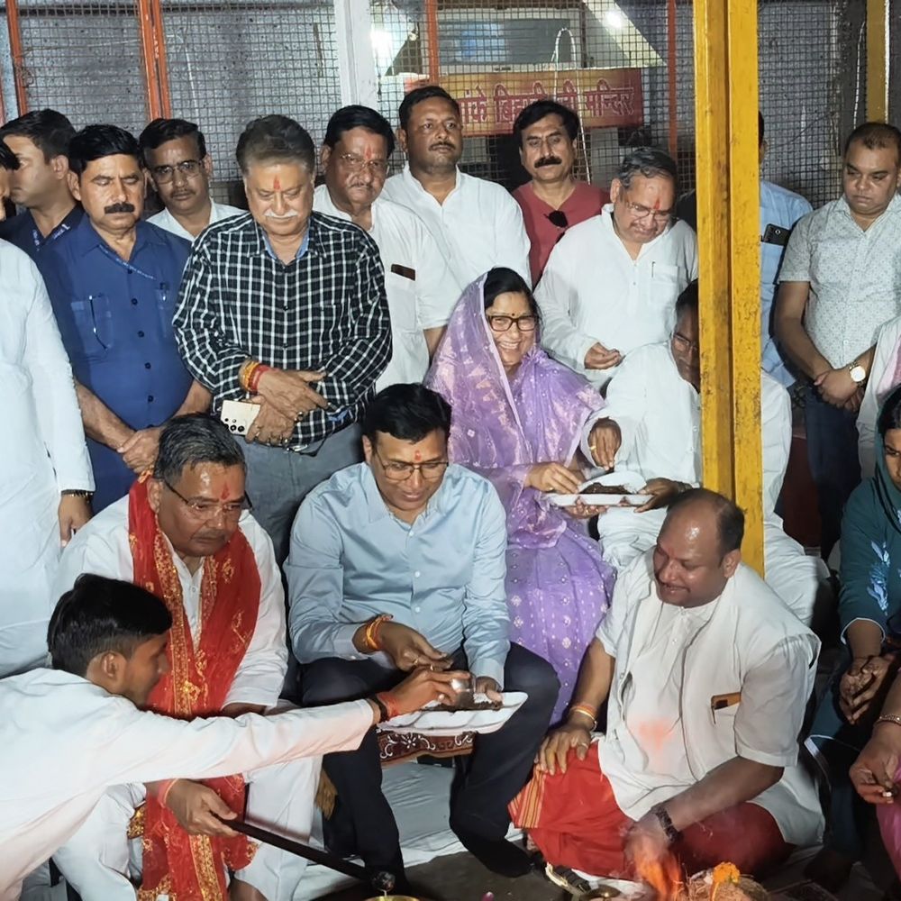 शतचंडी महायज्ञ से ऐतिहासिक देवी मेला की शुरुआत:मां शीतला दरबार में मंत्री जयवीर सिंह ने दी आहुति