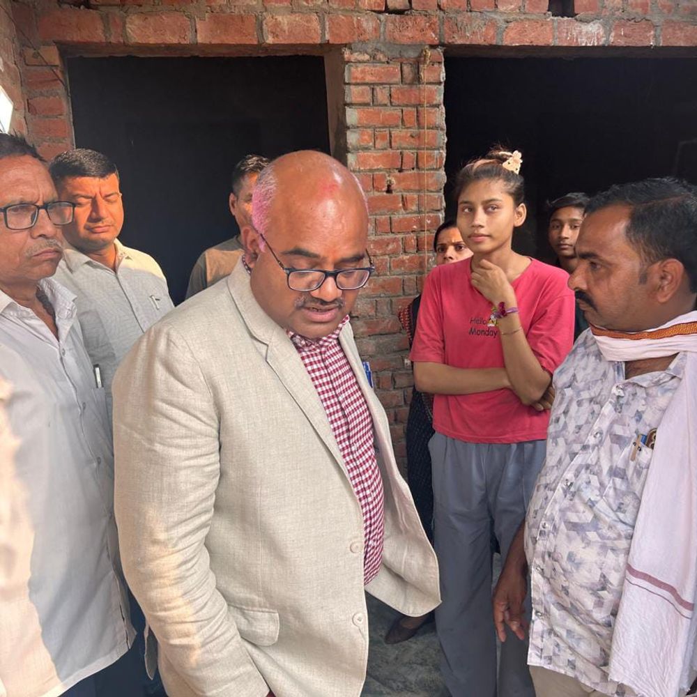 कानपुर डीएम ने त्रासदियों से टूटे भाई-बहन को सहारा दिया:मां की मौत, बहन की आत्महत्या के बाद अकेले पड़े थे, खिले चेहरे