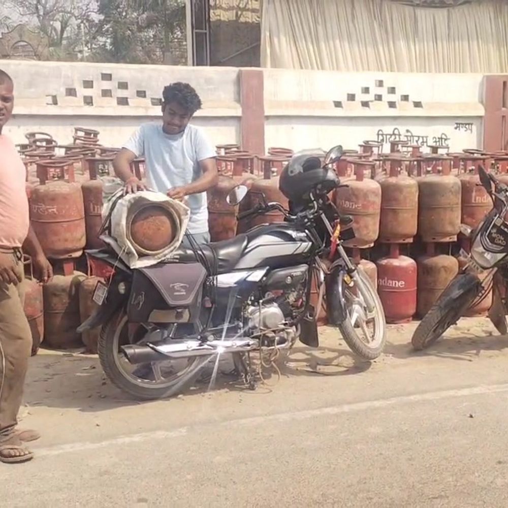 युद्ध की अफवाहों से गैस एजेंसियों पर भीड़:फतेहपुर में सिलेंडर लेने उमड़े लोग, प्रशासन बोला- कोई कमी नहीं