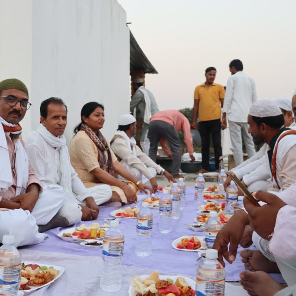 सिराथू विधायक पल्लवी पटेल लोगों की समस्याओं को सुना:कौशांबी में सपा नेता ने रोजा इफ्तार का आयोजन किया था