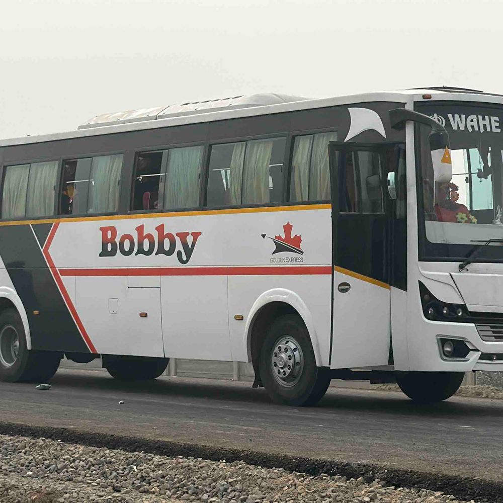 रामपुर में कोहरे के बीच बस-ट्रक टक्कर:एक दर्जन बाराती घायल, तीन गंभीर; दूल्हा सुरक्षित