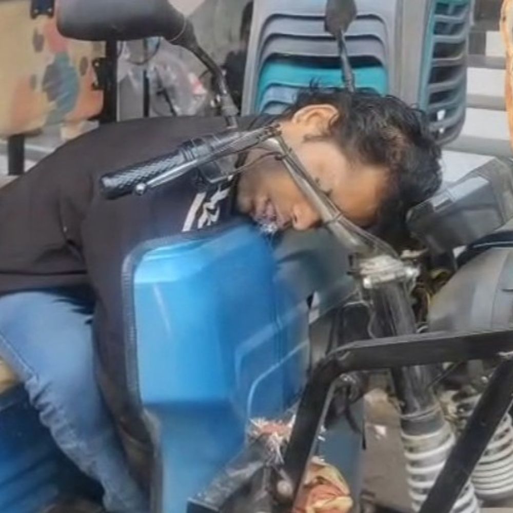 ई-रिक्शा ड्राइवर को आया गाड़ी में हार्ट अटैक:हैंडिल पर गिरा सिर, CPR के बाद भी नहीं बची जान