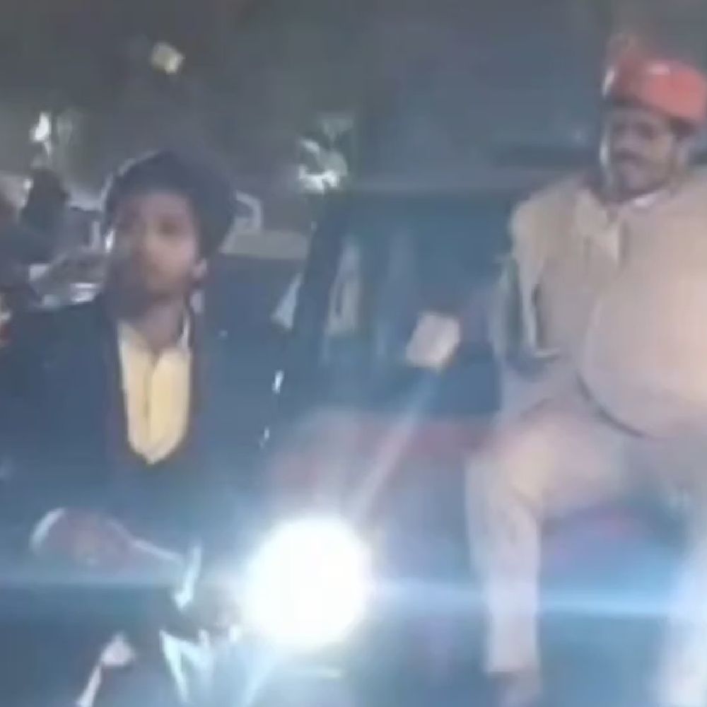 देवरिया में बारातियों के हुड़दंग मामले में एक युवक गिरफ्तार:गाड़ियों का 10 हजार का चालान, रोड जाम कर आतिशबाजी कर नोट उड़ाए थे