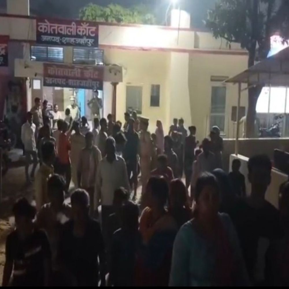 शाहजहांपुर में थाने से नाबालिग लापता:पुलिस पर विरोधियों से मिलकर गायब करने का आरोप, परिजनों ने जाम लगाकर किया हंगामा