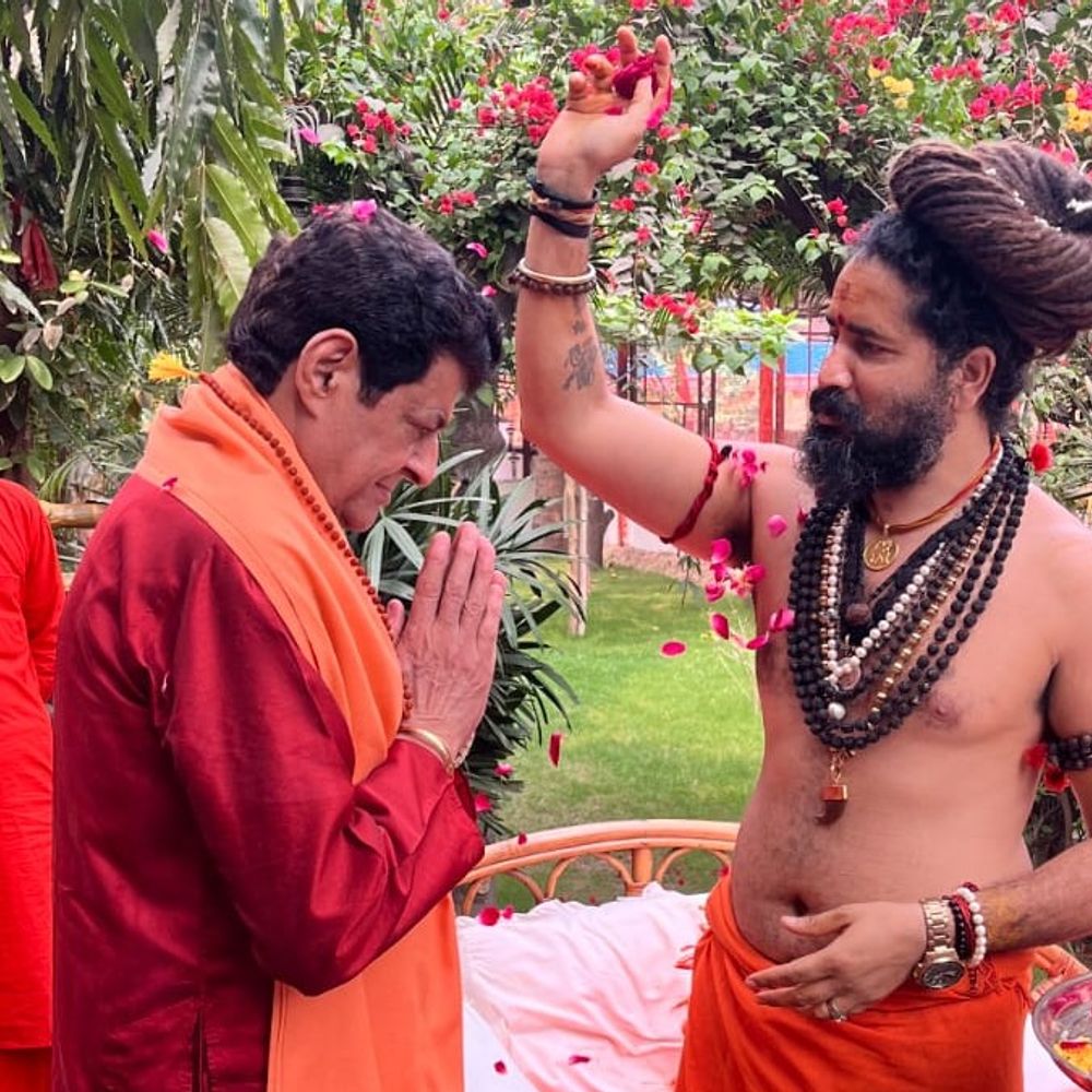 महाभारत के युधिष्ठिर पहुंचे प्रयागराज मठ बाघम्बरी गद्दी:गजेंद्र चौहान ने बलवीर गिरी से आशीर्वाद लिया, सुनाई महाभारत की कथाएं