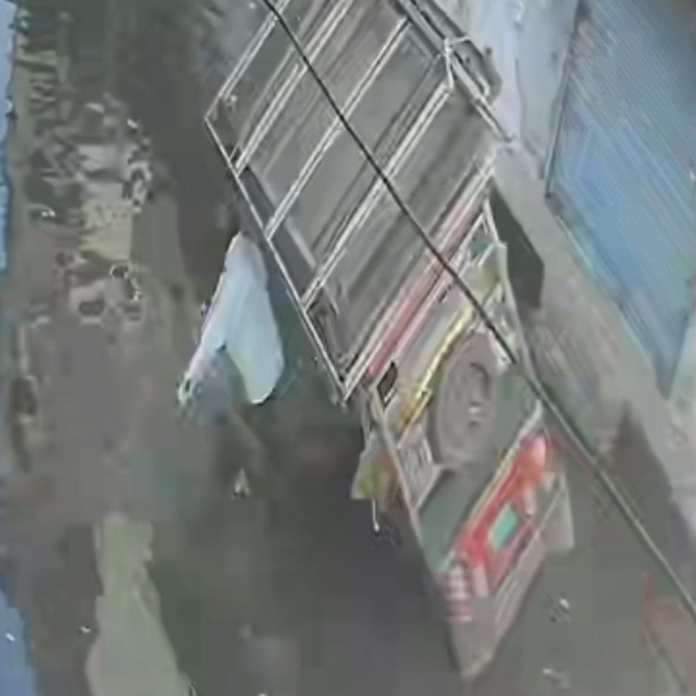 चंदौसी में ई-रिक्शा पलटने से बुजुर्ग की मौत, VIDEO:जलभराव के कारण हादसा, व्यापार मंडल ने ठेकेदार के खिलाफ शिकायत की