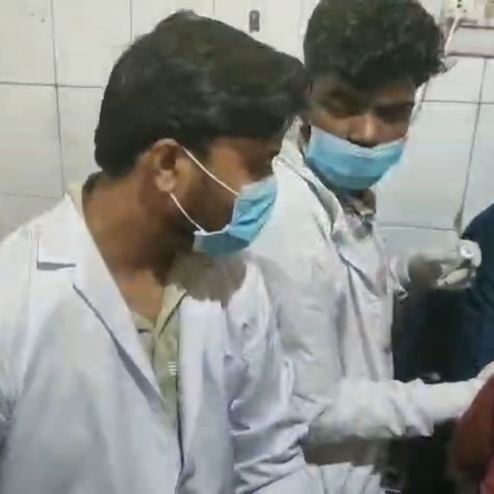 बस ने बाइक सवार तीन छात्रों को टक्कर मारी:एक छात्र की मौत, दो की हालत गंभीर, इंटरमीडिएट की परीक्षा देने जा रहे थे