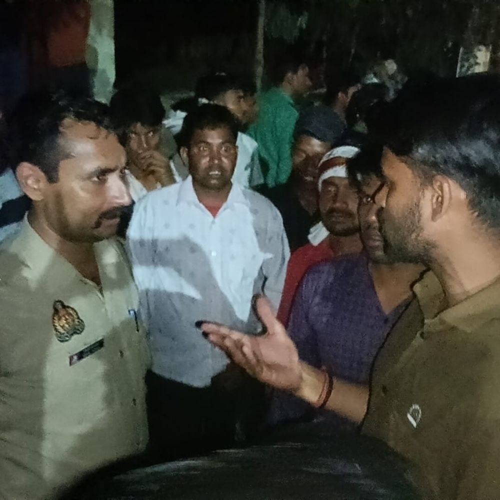 अज्ञात वाहन की टक्कर से बाइक सवार युवक की मौत:आगरा के एत्मादपुर में शादी से लौटते समय हुआ हादसा, गुस्साए परिजनों ने किया हंगामा