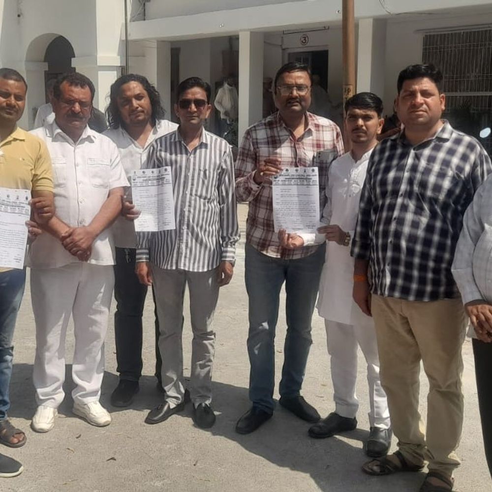 जालौन में व्यापारियों ने जिलाधिकारी को सौंपा ज्ञापन:भारतीय नववर्ष पर उरई को भगवा झंडों और लाइटिंग से सजाने की मांग