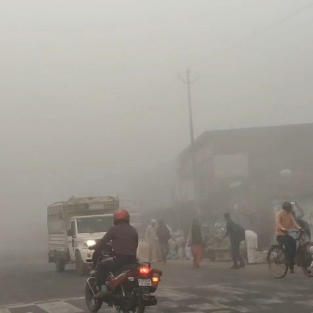 सीतापुर में अचानक बदला मौसम, सड़कों पर छाई धुंध:न्यूनतम तापमान में गिरावट, विजिबिलिटी 100 मीटर तक पहुंची