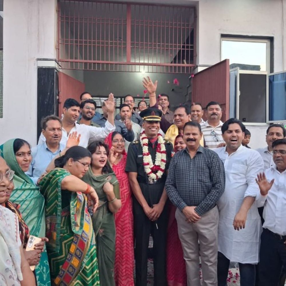 किसान का बेटा बना लेफ्टिनेंट:घर पहुंचने पर भव्य स्वागत,-माता-पिता हुए भावुक, मथुरा में मिठाई बांटकर मनाया गया जश्न