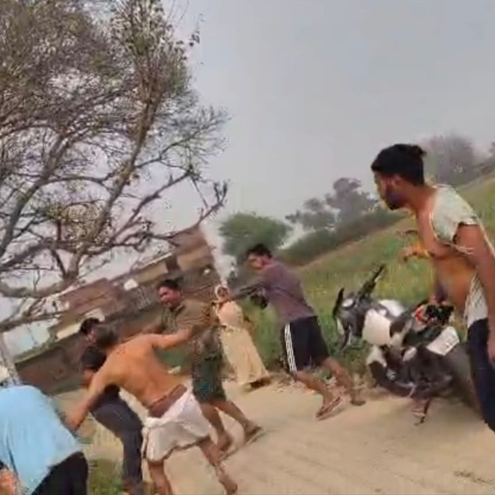 जमीन विवाद में महिलाओं से मारपीट, मोबाइल जलाया, VIDEO:लाठी और डंडों से किया हमला, तीन लोग गंभीर घायल
