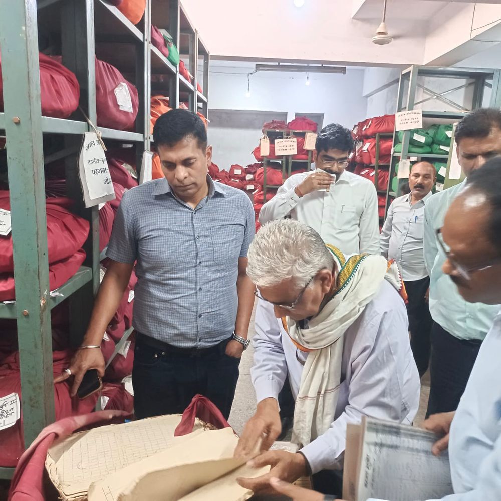 मंडलायुक्त ने विकास कार्यों की समीक्षा की:जनता दर्शन में शिकायतें सुनने, विभागों में साफ-सफाई के निर्देश दिए