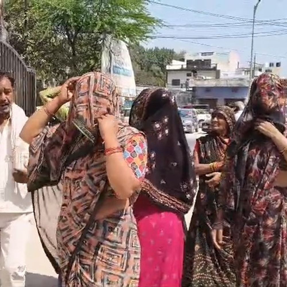 मथुरा में पुलिस पर घर में घुसकर मारपीट का आरोप:पीड़ित परिवार ने एसएसपी से न्याय की गुहार लगाई