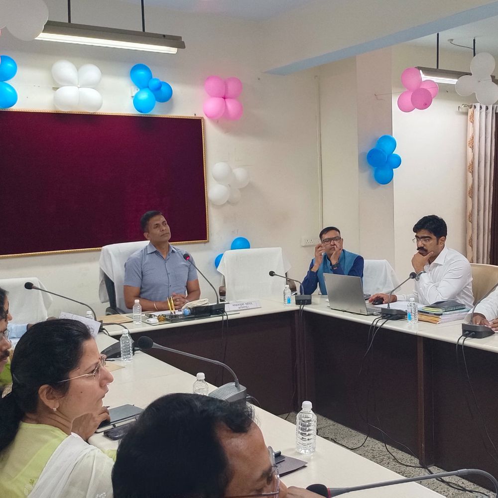 मंडलायुक्त ने राजनीतिक दलों के साथ की बैठक:मतदाता पुनरीक्षण कार्यों में सहयोग पर दिया जोर, बोले- कोई भी छूटे न