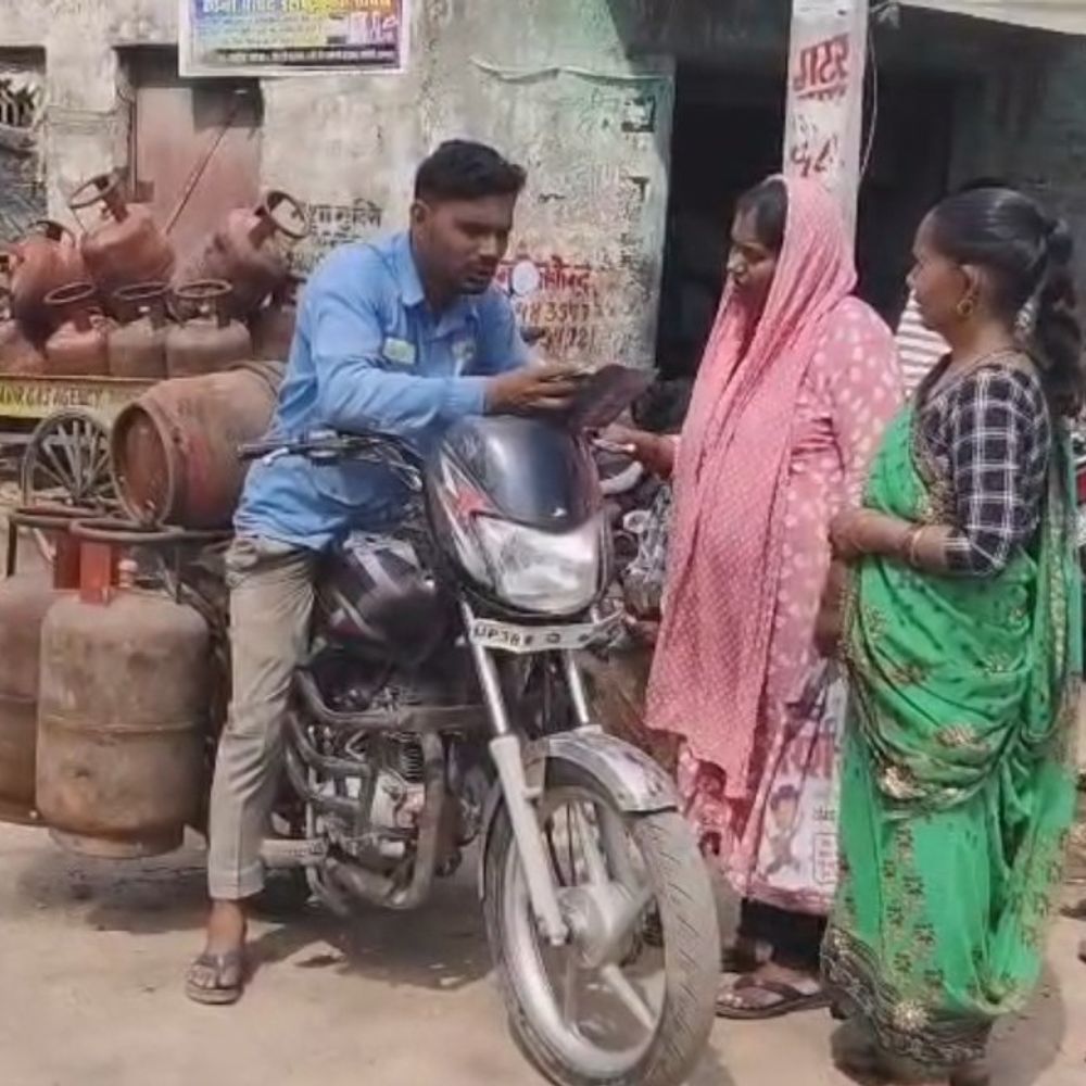 संभल में बिना बुकिंग के डिलीवरी दिखाई:25 दिन बाद हो रही बुकिंग, व्हाट्सएप से भी सुविधा; एजेंसी मालिक बोले- किल्लत नहीं