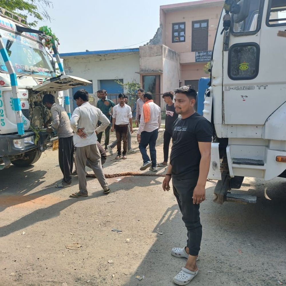 औरैया की कंचौसी क्रॉसिंग पर ट्रक खराब:वंदे भारत सहित कई ट्रेनें रुकीं, दूसरे ट्रक की मदद से हटवाया गया ट्रक