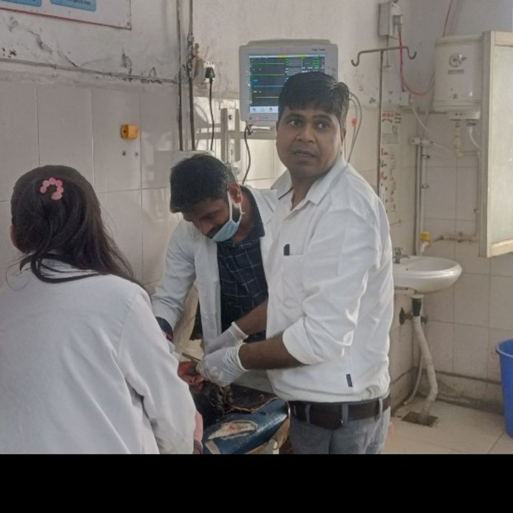 कासगंज में अनियंत्रित टेम्पो पलटा, पिता-पुत्र गंभीर घायल:बच्चे के सिर में लगे 15 टांके,