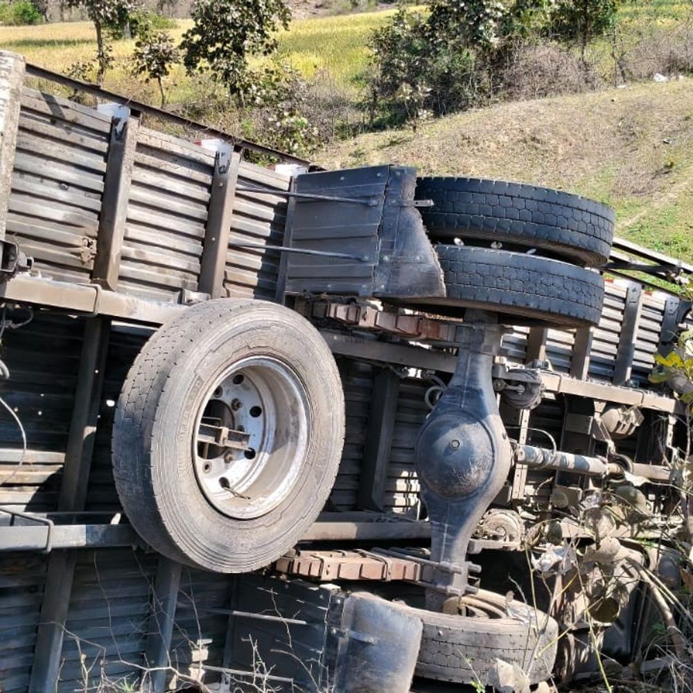टीकमगढ़-सागर हाईवे पर ट्रक पुलिया से नीचे गिरा:कार बचाने के प्रयास में पलटा, ड्राइवर-क्लीनर ने कूदकर बचाई जान