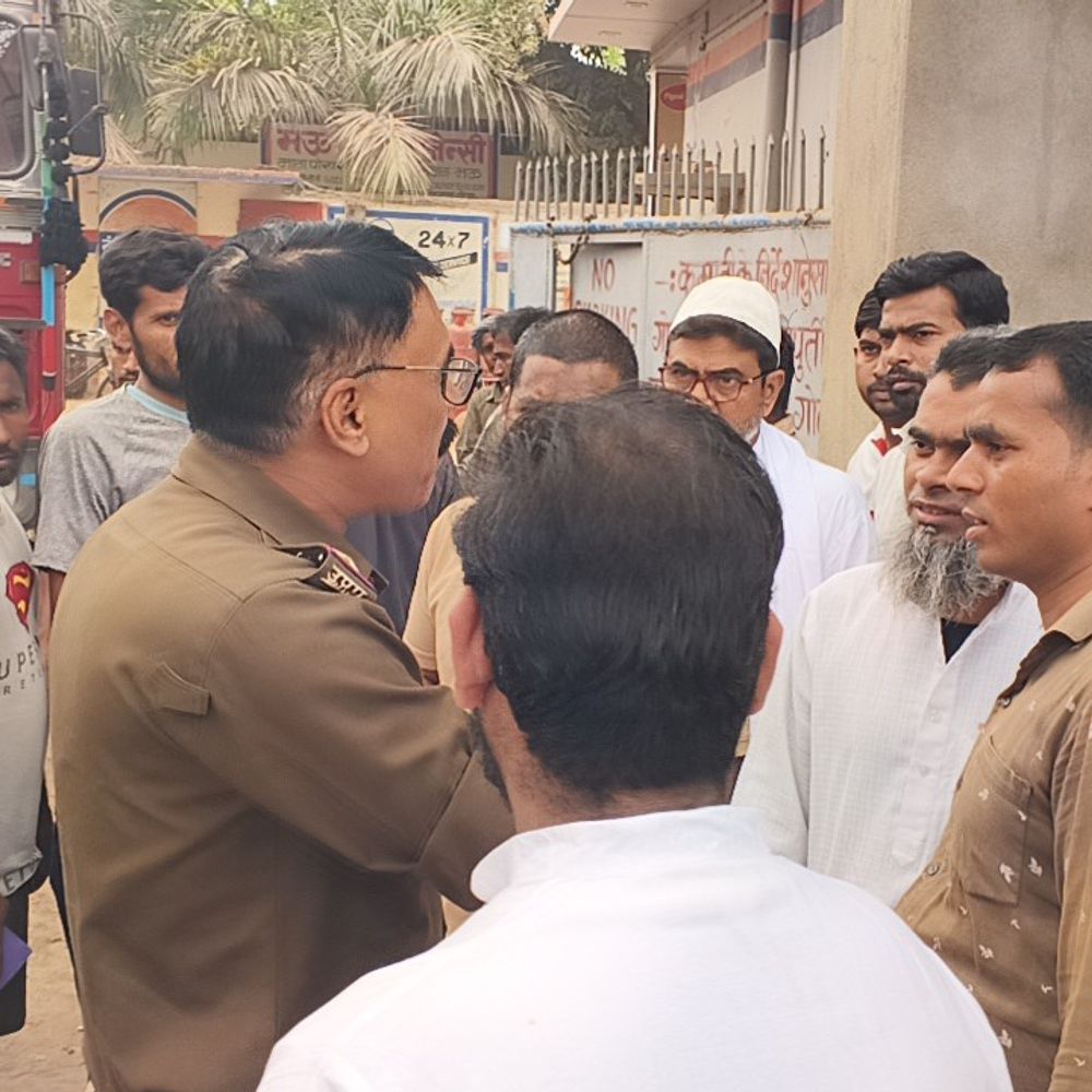 मऊ में इण्डेन एजेंसी संचालक फरार:सैकड़ों उपभोक्ताओं का प्रदर्शन, बुकिंग के 10 दिन बाद भी सिलेंडर की डिलीवरी नहीं