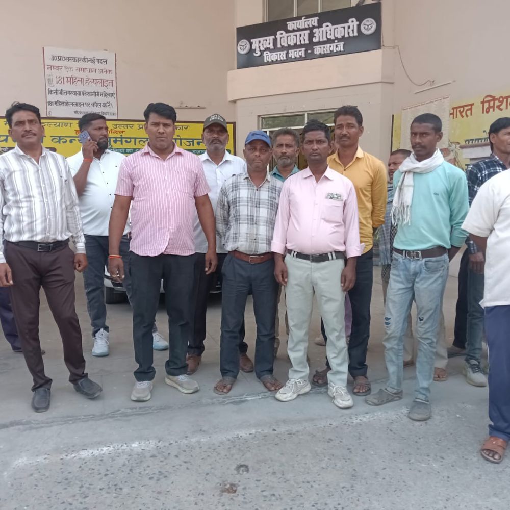 वेतन न मिलने से आहत सफाईकर्मी टंकी पर चढ़ा:कासगंज में प्रधान प्रतिनिधि पर प्रताड़ना का आरोप, आत्मदाह की चेतावनी