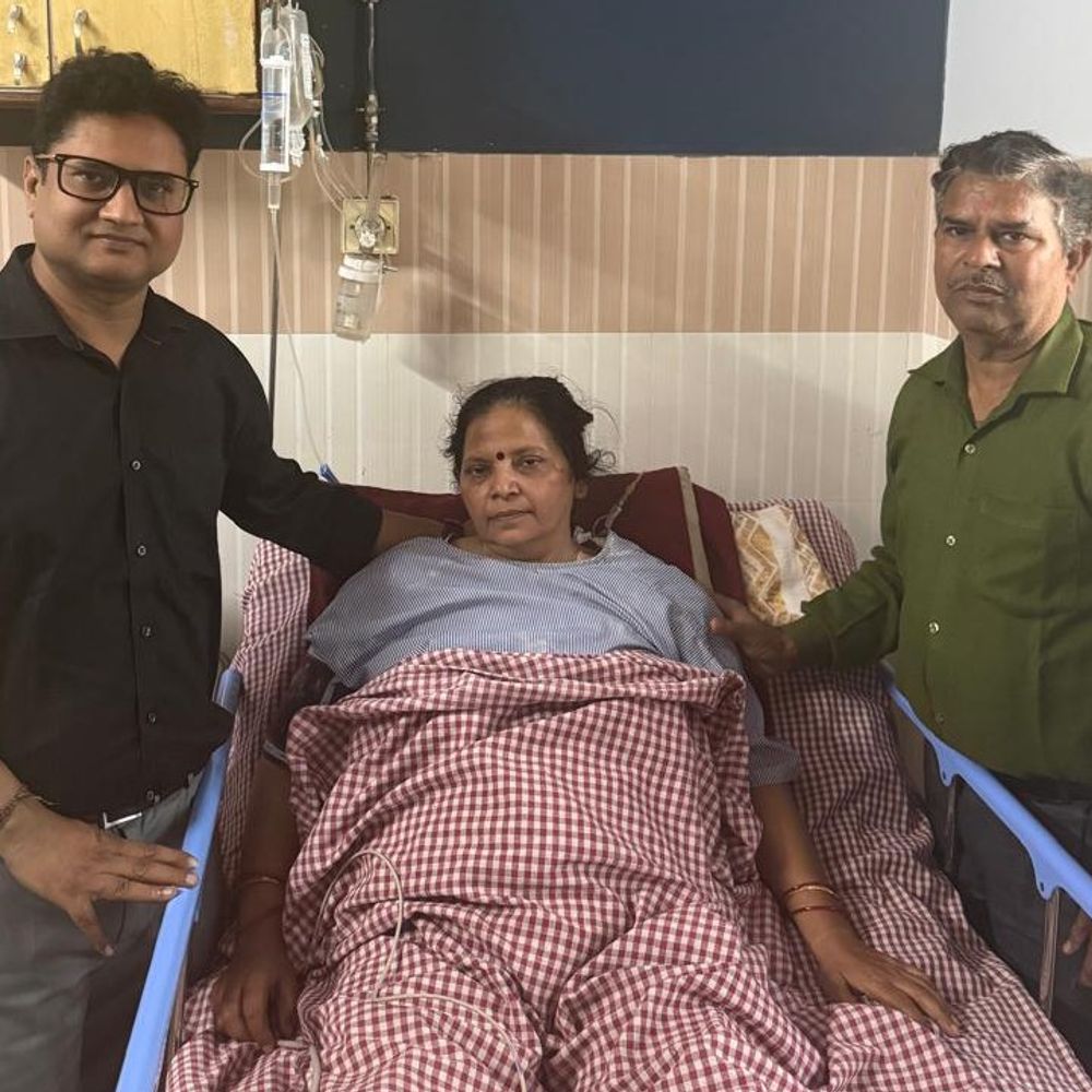 'ब्रेन डेड' हुई महिला एम्बुलेंस के झटके से जिंदा हुई:पीलीभीत में घर पर चल रही थी अंतिम संस्कार की तैयारी, कहा- मुझे कुछ याद नहीं