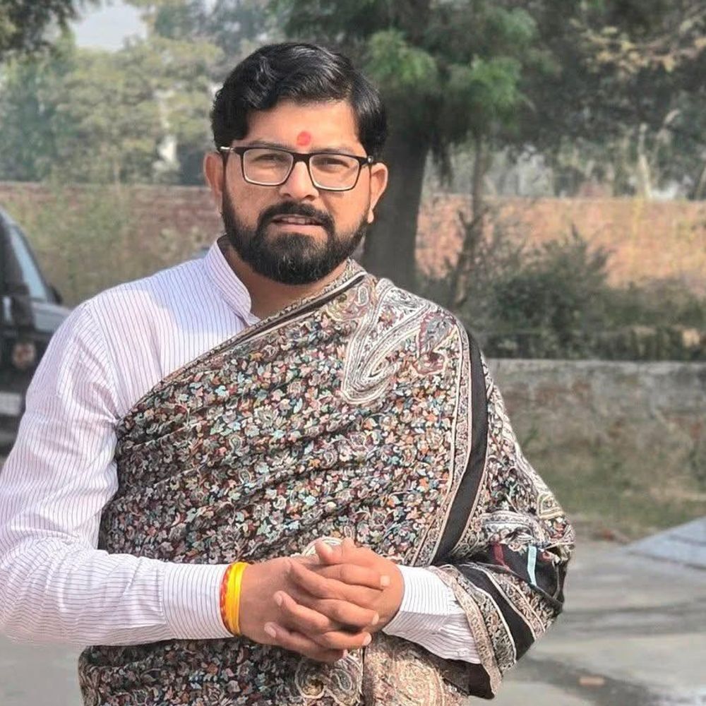 हापुड़ में भाजपा युवा मोर्चा के जिलाध्यक्ष पर फायरिंग:बाउंड्री तोड़ रहे थे आरोपी, रोकने गए तो जान से मारने की कोशिश की