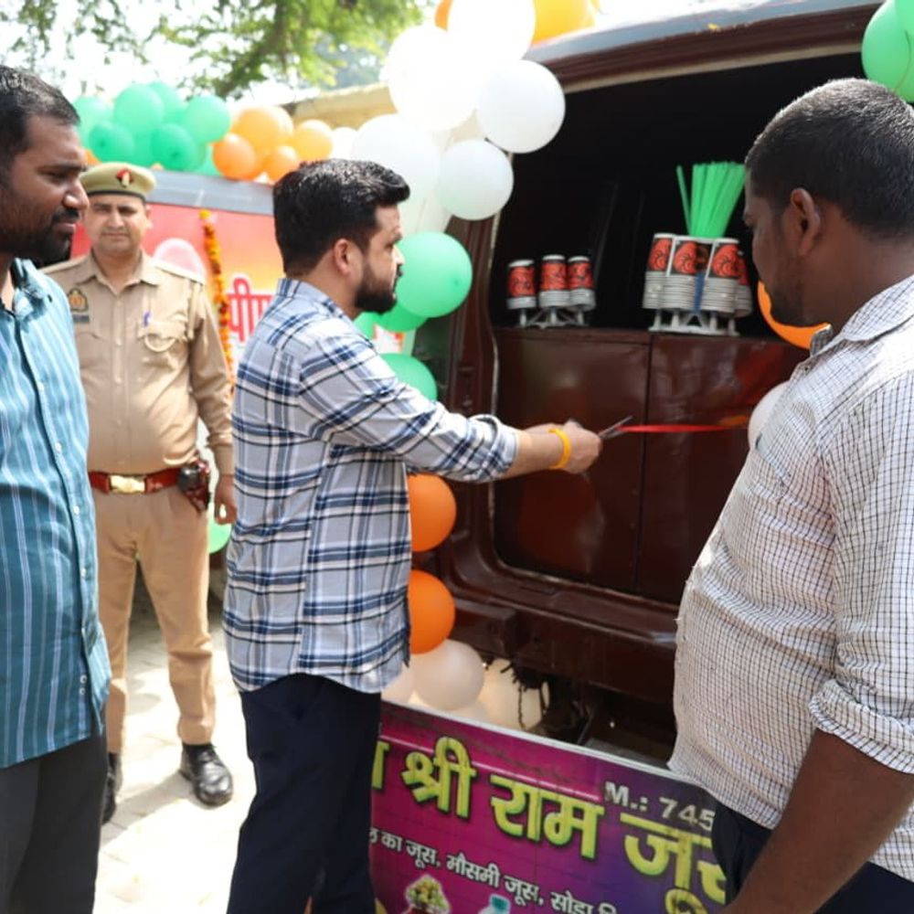 रामपुर डीएम ने कबाड़ वाहनों से मोबाइल शॉप बनाई:8 बेरोजगारों को रोजगार, दिव्यांगों को मिलेगी प्राथमिकता