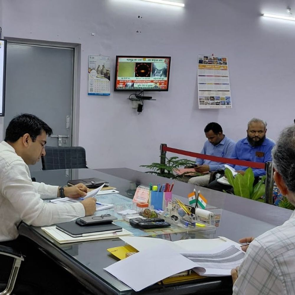 हाथरस में डीएम ने की बेसिक शिक्षा विभाग की समीक्षा:प्रगति न मिलने पर BDO को नोटिस, खंड शिक्षा अधिकारी को प्रतिकूल प्रविष्टि