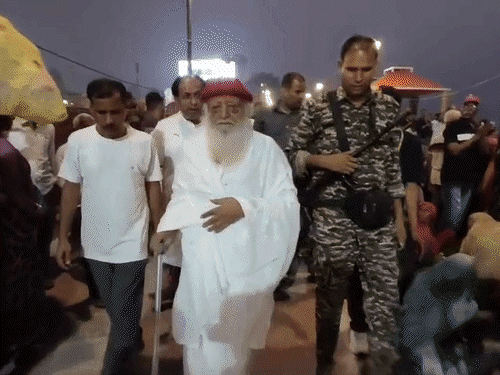 आसाराम ने रामलला के VVIP गेट से दर्शन किए:3 कारों से अयोध्या पहुंचा; हनुमानगढ़ी की सीढ़ियां नहीं चढ़ पाया