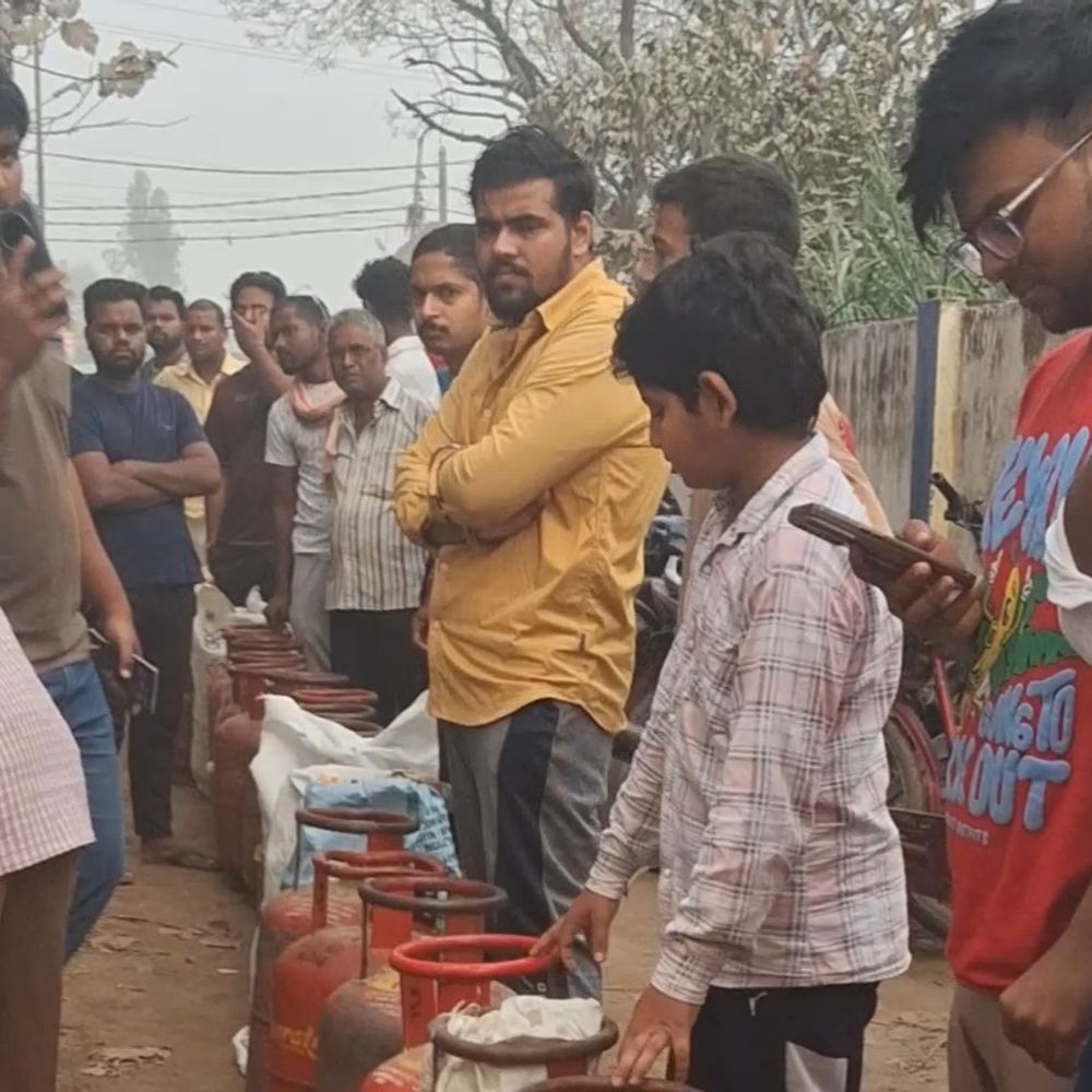 देवरिया में गैस सिलेंडर की भारी किल्लत:होम डिलीवरी ठप, गोदामों पर लोगों की सुबह से लंबी कतारें