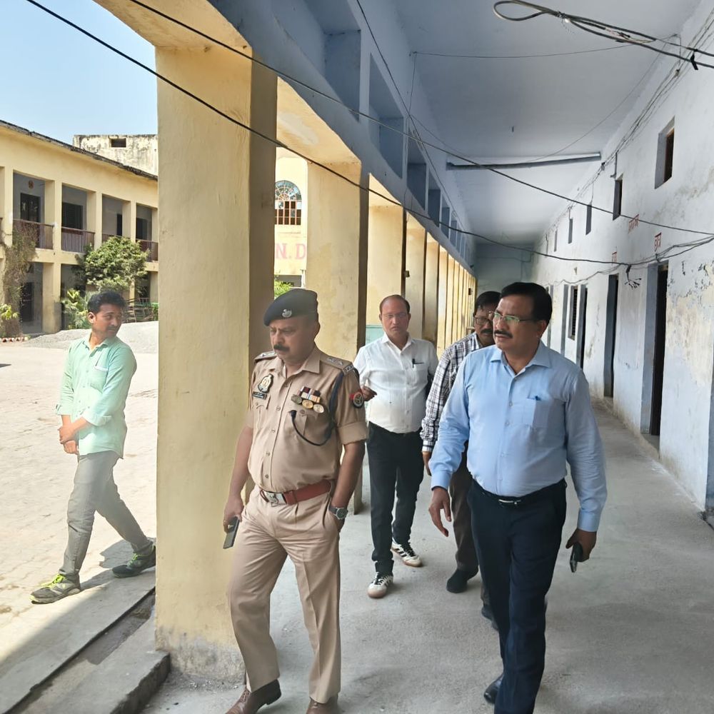 डीएम-एसपी ने पुलिस भर्ती परीक्षा केंद्रों का निरीक्षण किया:निष्पक्ष और पारदर्शी परीक्षा सुनिश्चित करने के लिए व्यवस्थाएं परखीं