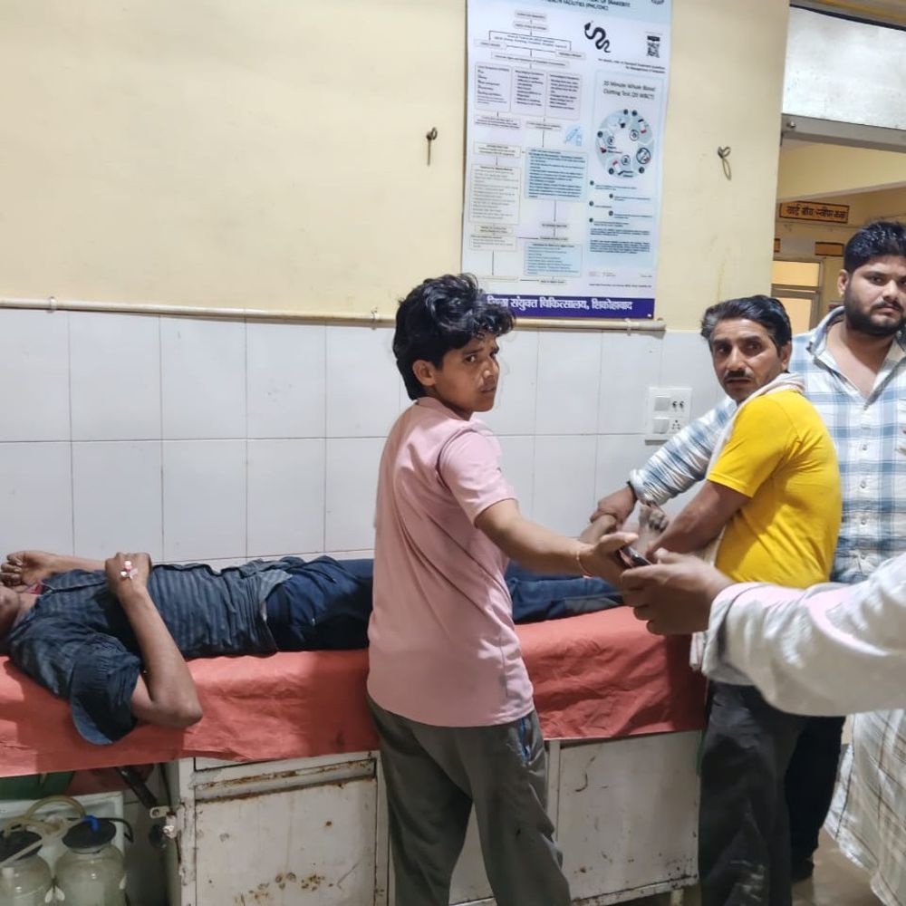 11 हजार वोल्ट के तार की चपेट में आया किशोर:फिरोजाबाद में खेत में चारा लेने गया था बच्चा, बिजली विभाग पर लापरवाही का आरोप