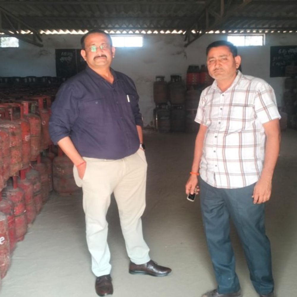 शाहजहांपुर में गैस एजेंसियों का निरीक्षण:अधिकारी बोले- जिले में पर्याप्त सिलेंडर, कालाबाजारी पर होगी कार्रवाई