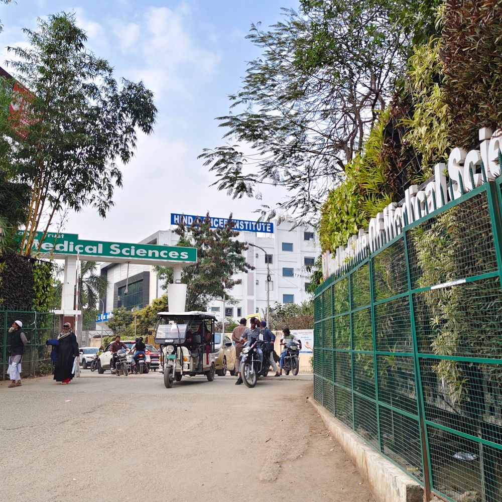 बाराबंकी के हिंद मेडिकल कॉलेज विवाद में नया मोड़:डॉ. सचान- डॉ. मिश्रा पर 300 करोड़ के कर्ज, फर्जी डीड और मीटिंग मिनट्स पर घमासान