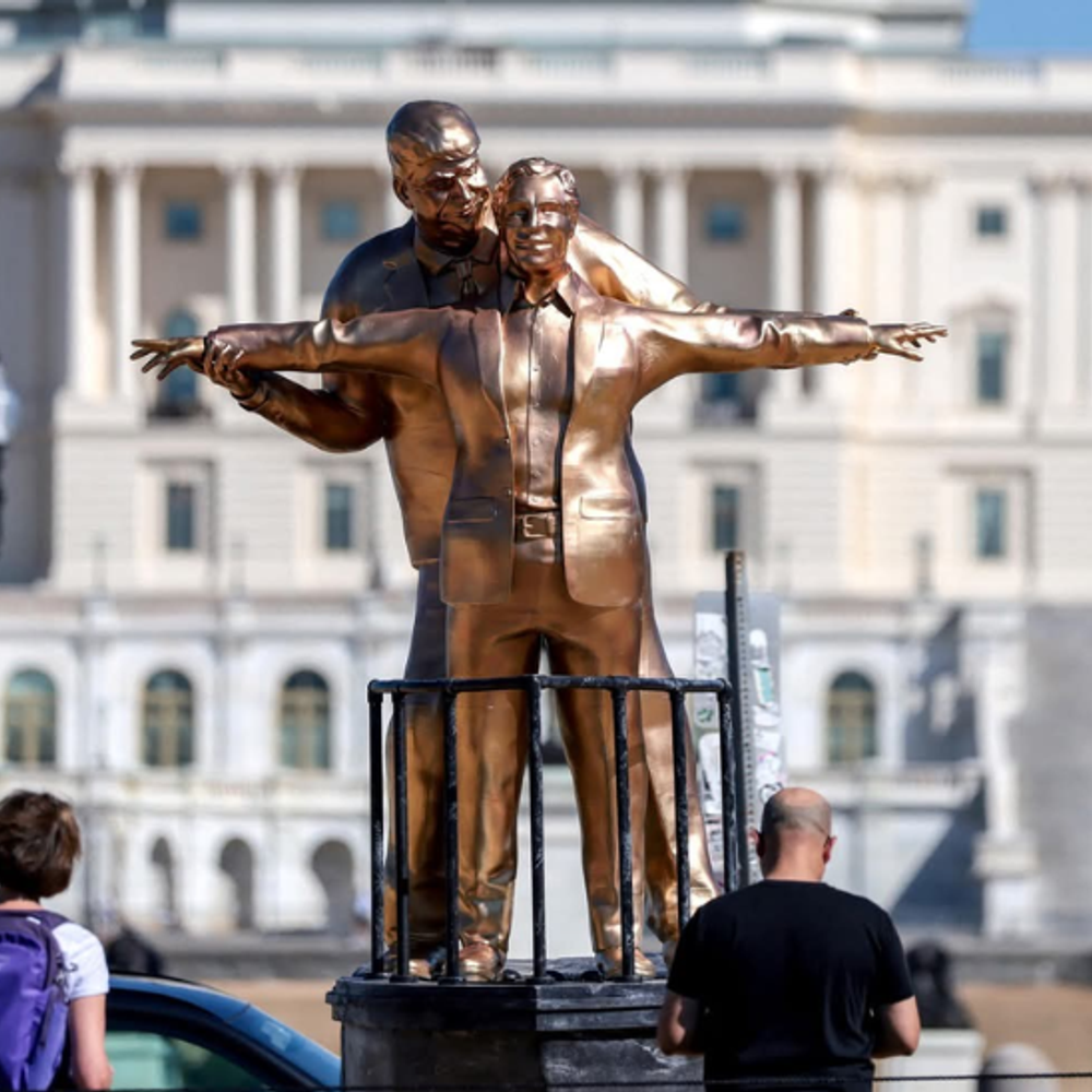 वॉशिंगटन में ट्रम्प-एपस्टीन का 12 फीट ऊंचा स्टैच्यू लगा:टाइटैनिक के ‘किंग ऑफ द वर्ल्ड’ पोज में नजर आए; पहले भी बन चुका ऐसा स्टैच्यू