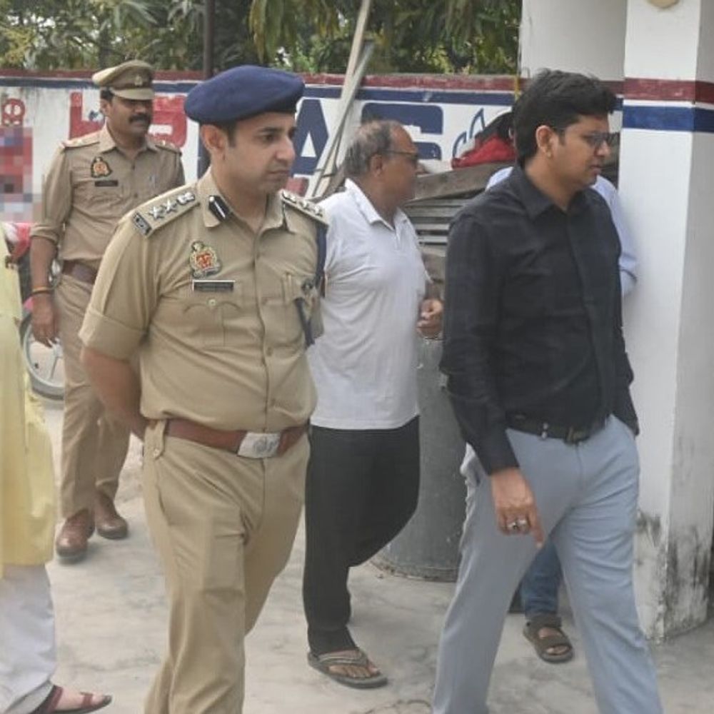 एसआई भर्ती परीक्षा की तैयारियों का डीएम-एसपी ने लिया जायजा:सिद्धार्थनगर में परीक्षा केंद्र का किया निरीक्षण, 14-15 मार्च को एग्जाम