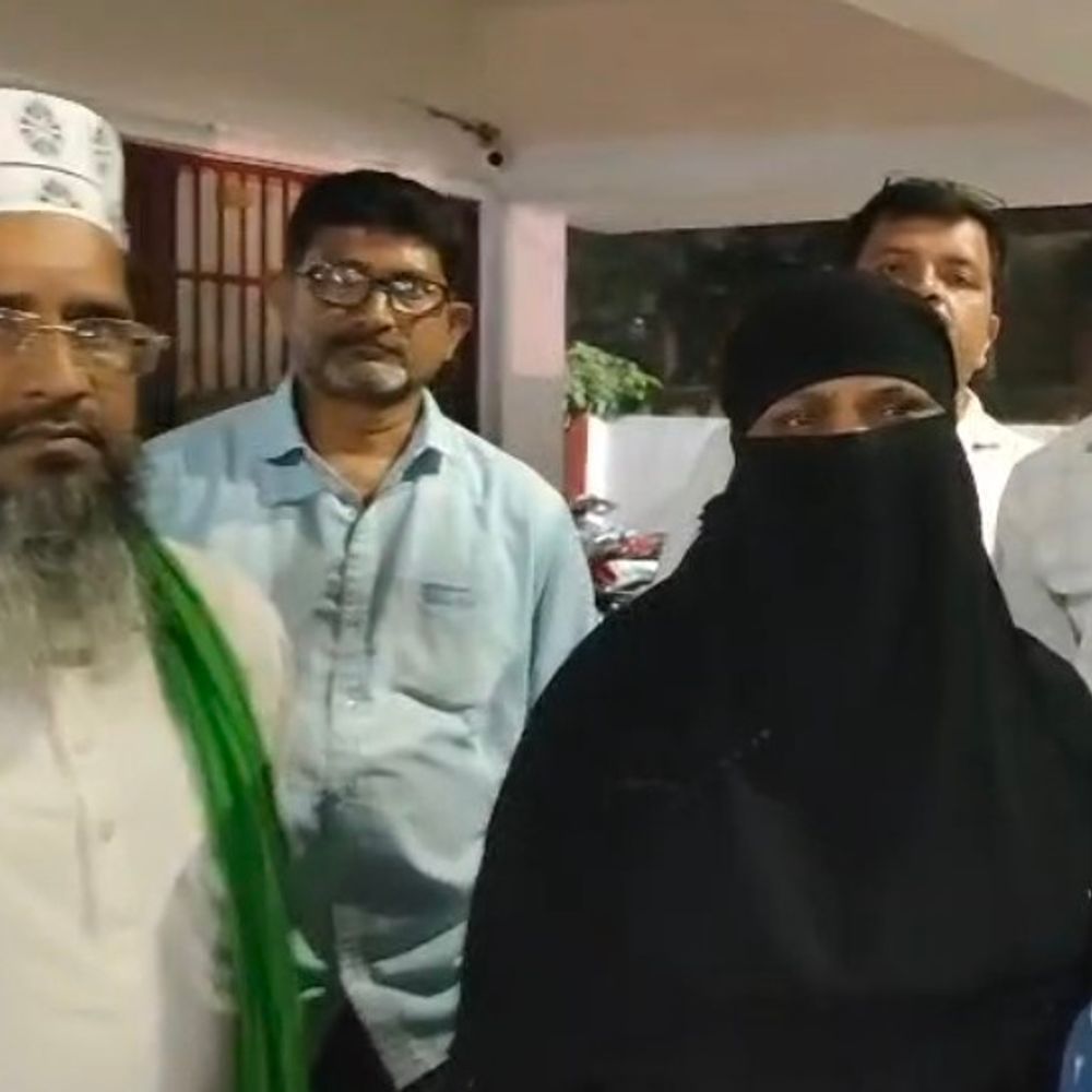 बलिया में ई-रिक्शा में महिला की सोने की चेन चोरी:स्कूल जा रही थी, 5-6 महिलाएं चढ़ी और धक्का-मुक्की की