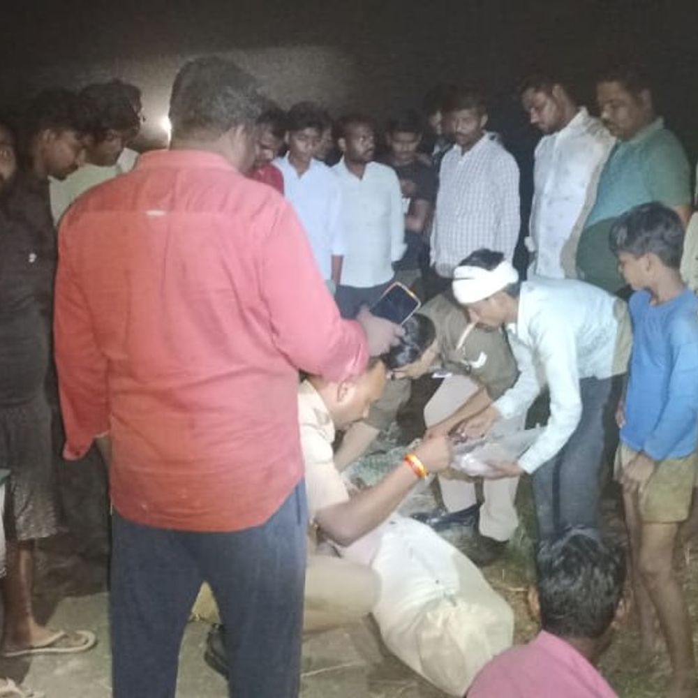 घास काटने गए व्यक्ति का शव खेत में मिला:लखीमपुर के नीमगांव में पुलिस ने पोस्टमार्टम को भेजा