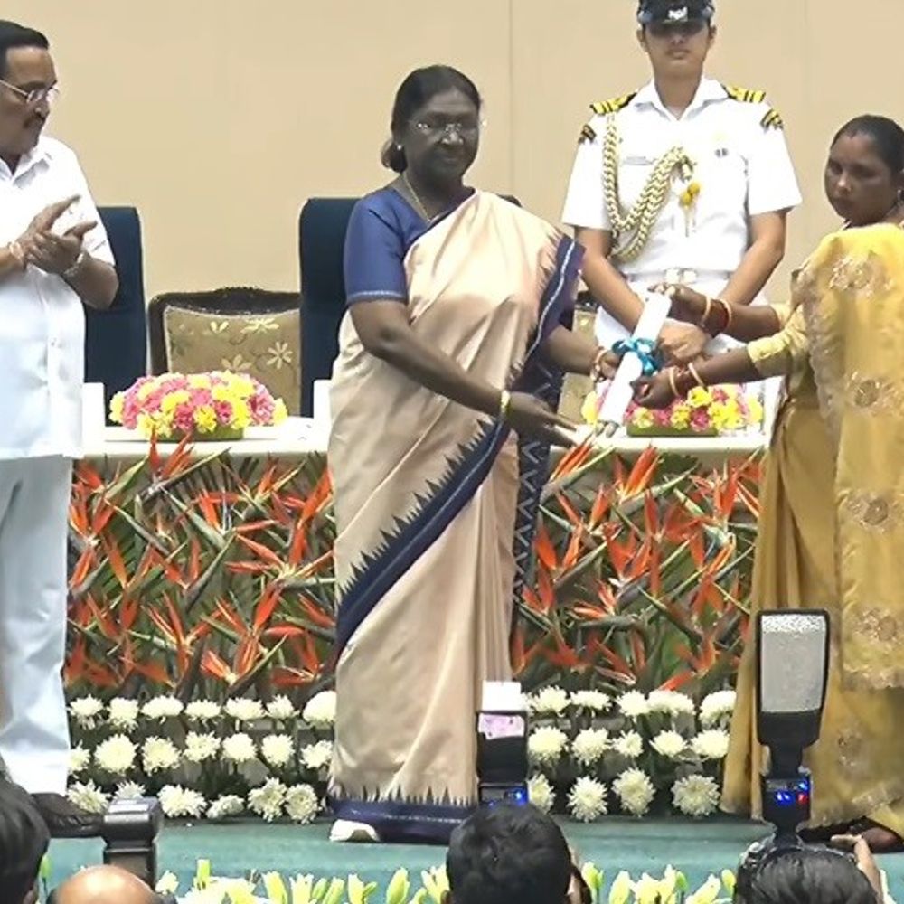 चित्रकूट की दो ग्राम पंचायतों को राष्ट्रीय सम्मान:राष्ट्रपति ने मनकुंवार प्रधान को नवाजा, छिवलहा प्रधान भी हुए पुरस्कृत