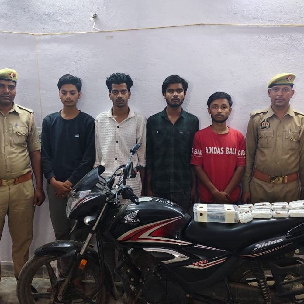 बांदा में चेन स्नेचिंग गिरोह के 4 आरोपी गिरफ्तार:तमंचा, चोरी का माल और घटना में प्रयुक्त बाइक बरामद