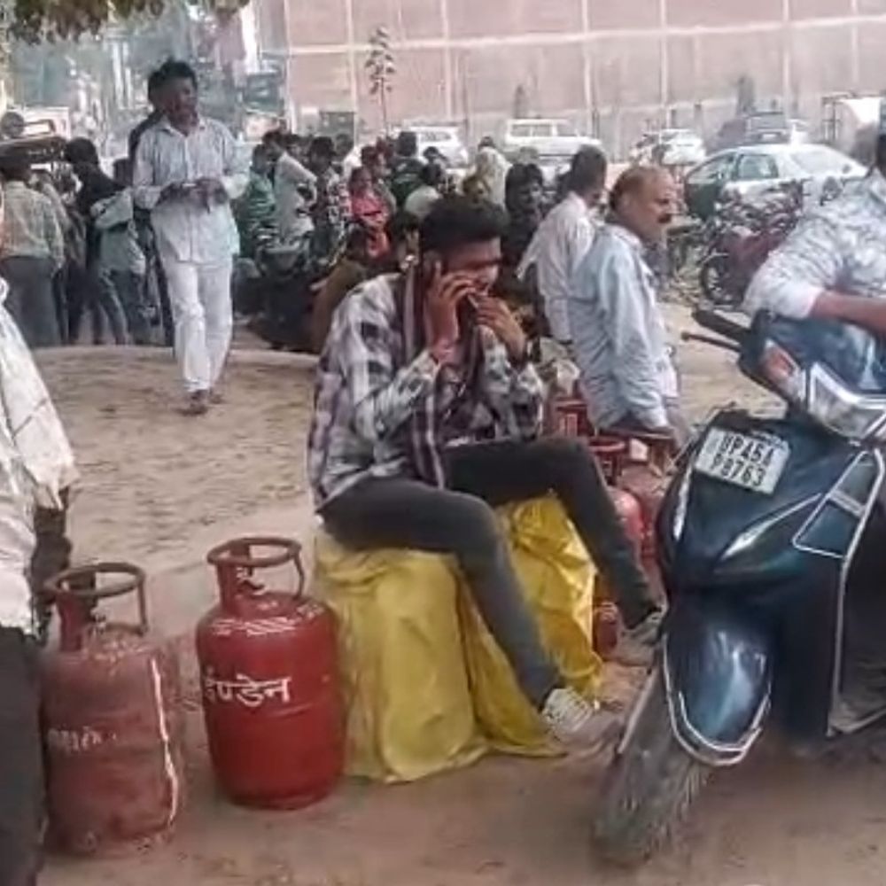 अम्बेडकरनगर में रसोई गैस की किल्लत:बुकिंग के कई दिन बाद भी नहीं मिल रहे सिलेंडर, सुबह से लाइन में लग जा रहे लोग