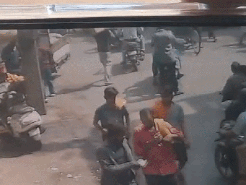 लुधियाना में दिनदहाड़े बालियां झपटी:  डाक्टर पर दवा लेने बेटी के साथ जा रही थी बुजुर्ग, बाजार में दहशत – Ludhiana News